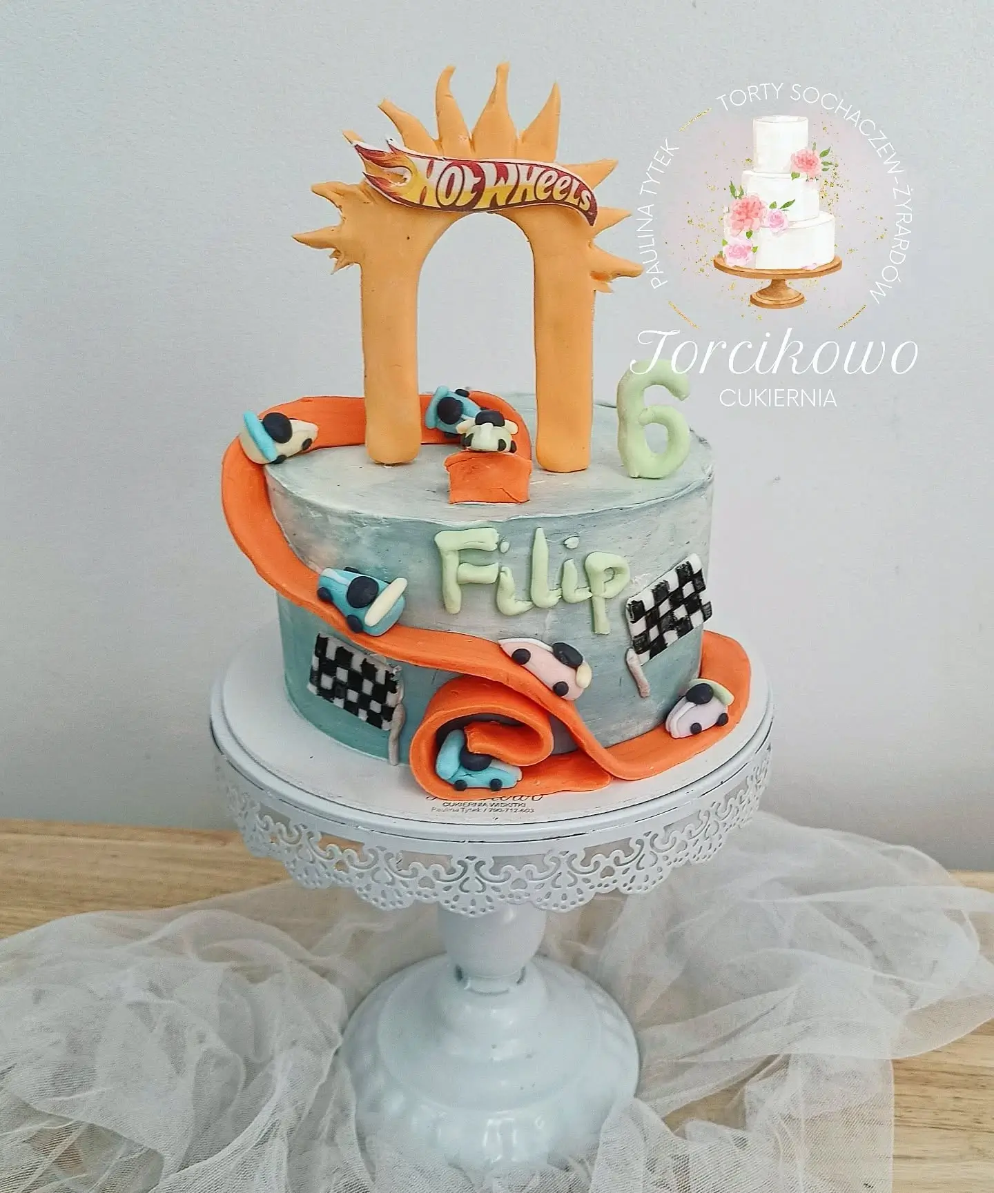 Efektowny tort urodzinowy wykonany z najwyższą dbałością o szczegóły – Torcikowo u Pauliny.