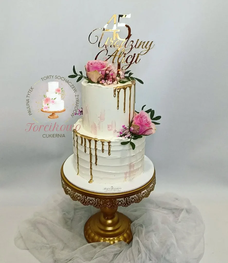 Efektowny tort urodzinowy z unikalnymi dekoracjami, stworzony przez Torcikowo u Pauliny.