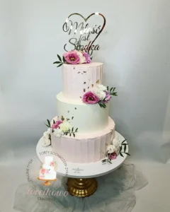 Efektowny tort weselny z pięknie dopracowanymi dekoracjami – Torcikowo u Pauliny.