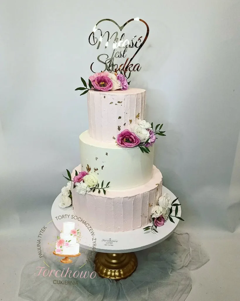 Efektowny tort weselny z pięknie dopracowanymi dekoracjami – Torcikowo u Pauliny.