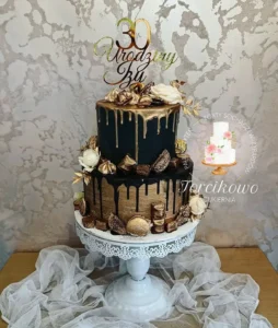 Fantazyjny tort urodzinowy ozdobiony kreatywnymi detalami, wykonany przez Torcikowo u Pauliny.