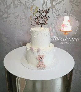 Klasyczny tort na chrzest z delikatnymi detalami, zaprojektowany przez Torcikowo u Pauliny