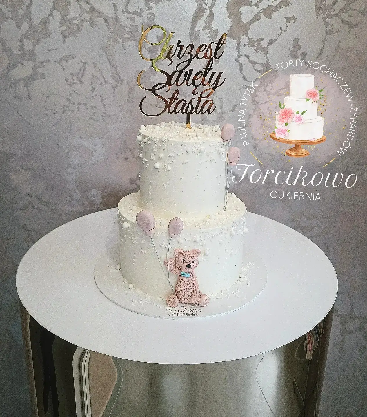 Klasyczny tort na chrzest z delikatnymi detalami, zaprojektowany przez Torcikowo u Pauliny