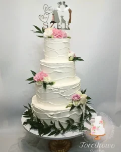 Klasyczny tort weselny z wyjątkowymi zdobieniami, wykonany z dbałością przez Torcikowo u Pauliny.