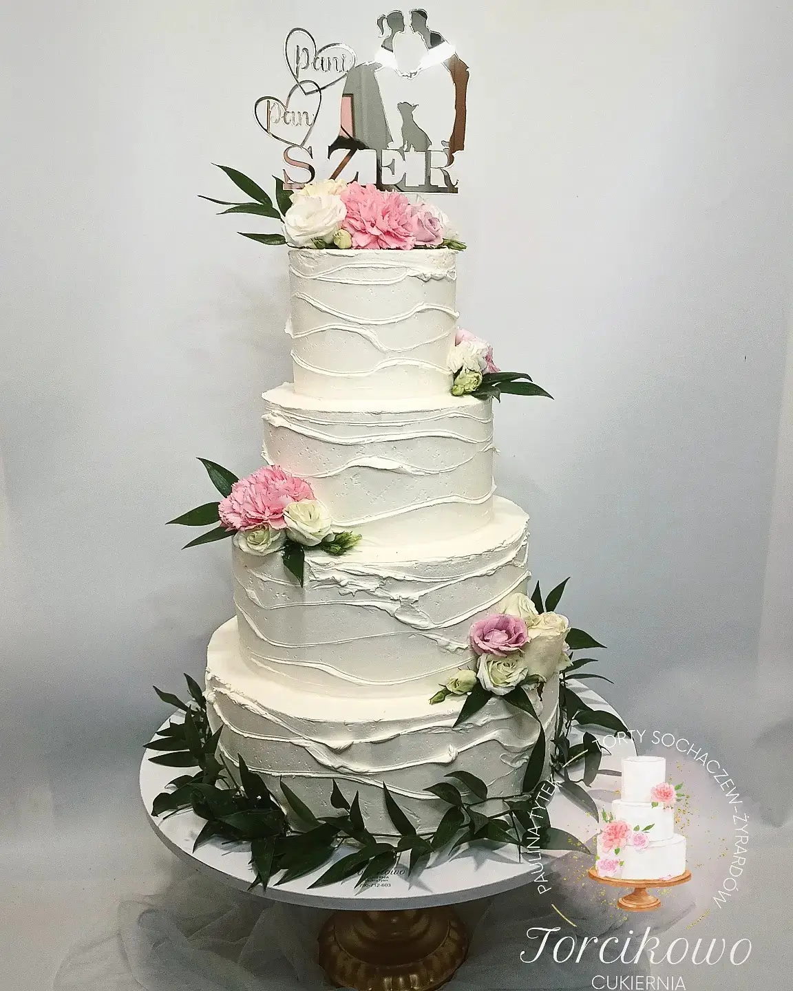 Klasyczny tort weselny z wyjątkowymi zdobieniami, wykonany z dbałością przez Torcikowo u Pauliny.