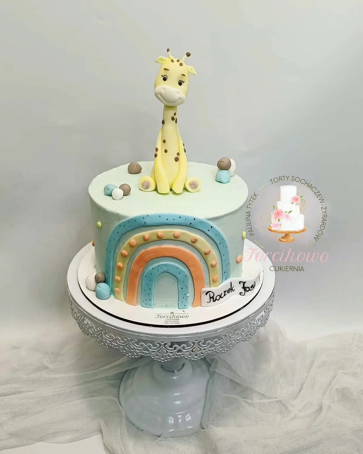 Minimalistyczny tort urodzinowy z eleganckim wykończeniem, autorstwa Torcikowo u Pauliny.