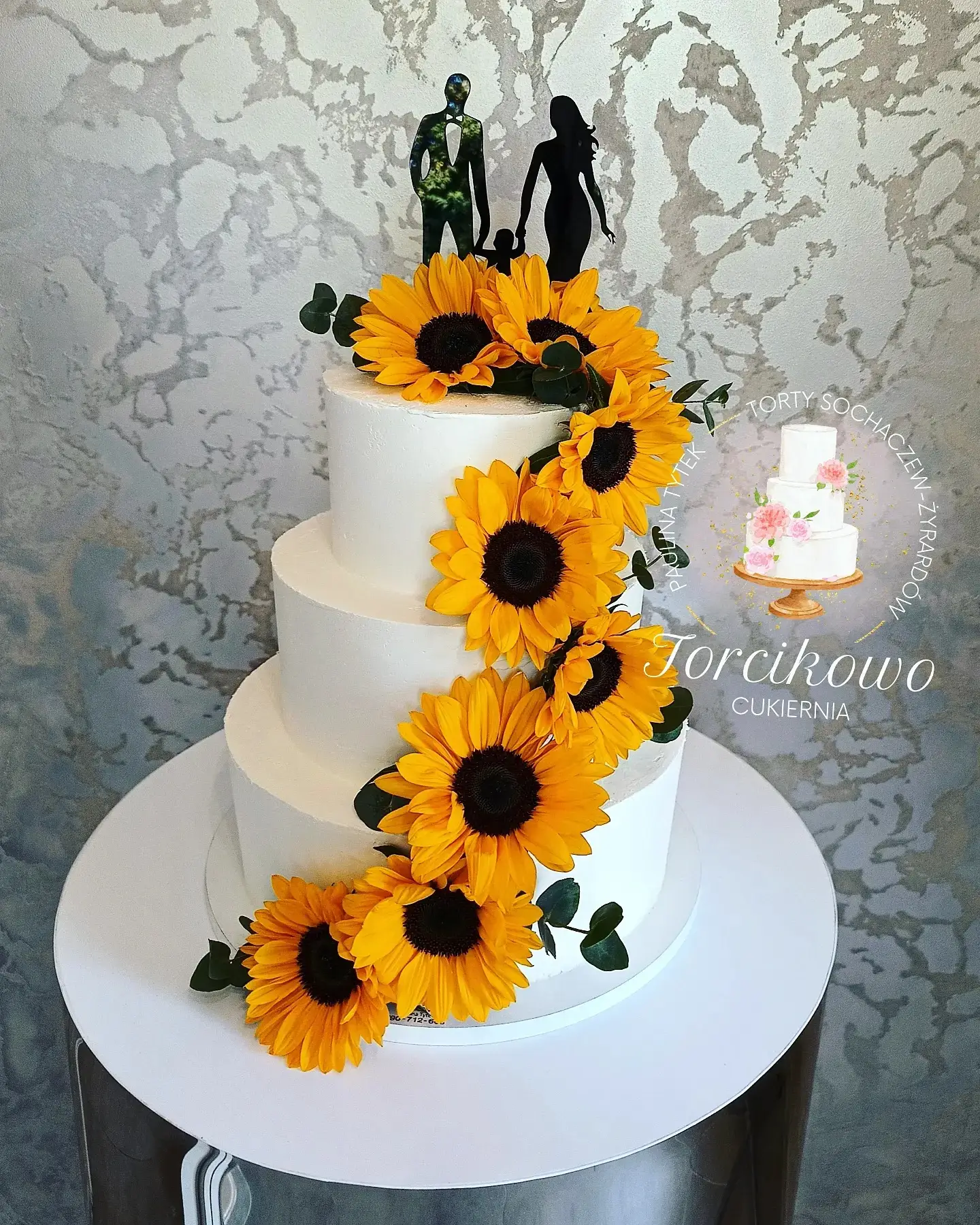 Minimalistyczny tort weselny z delikatnymi zdobieniami, przygotowany przez Torcikowo u Pauliny.