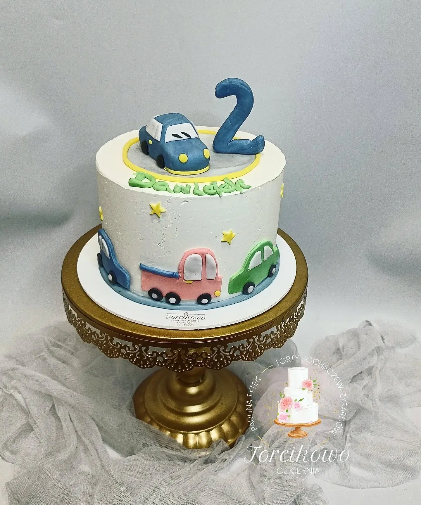 Personalizowany tort urodzinowy z pięknie dopracowanymi elementami – Torcikowo u Pauliny.