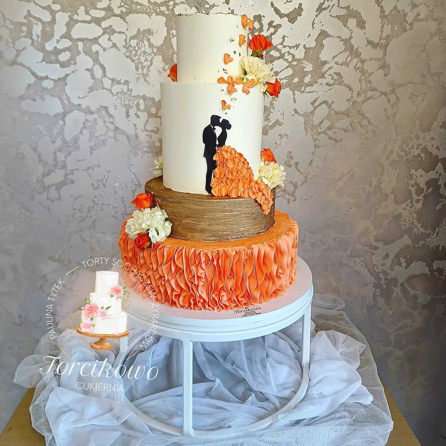 Piętrowy tort weselny ozdobiony eleganckimi detalami, wykonany przez Torcikowo u Pauliny