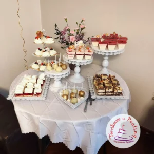 słodki stół cake popsy, ciasta