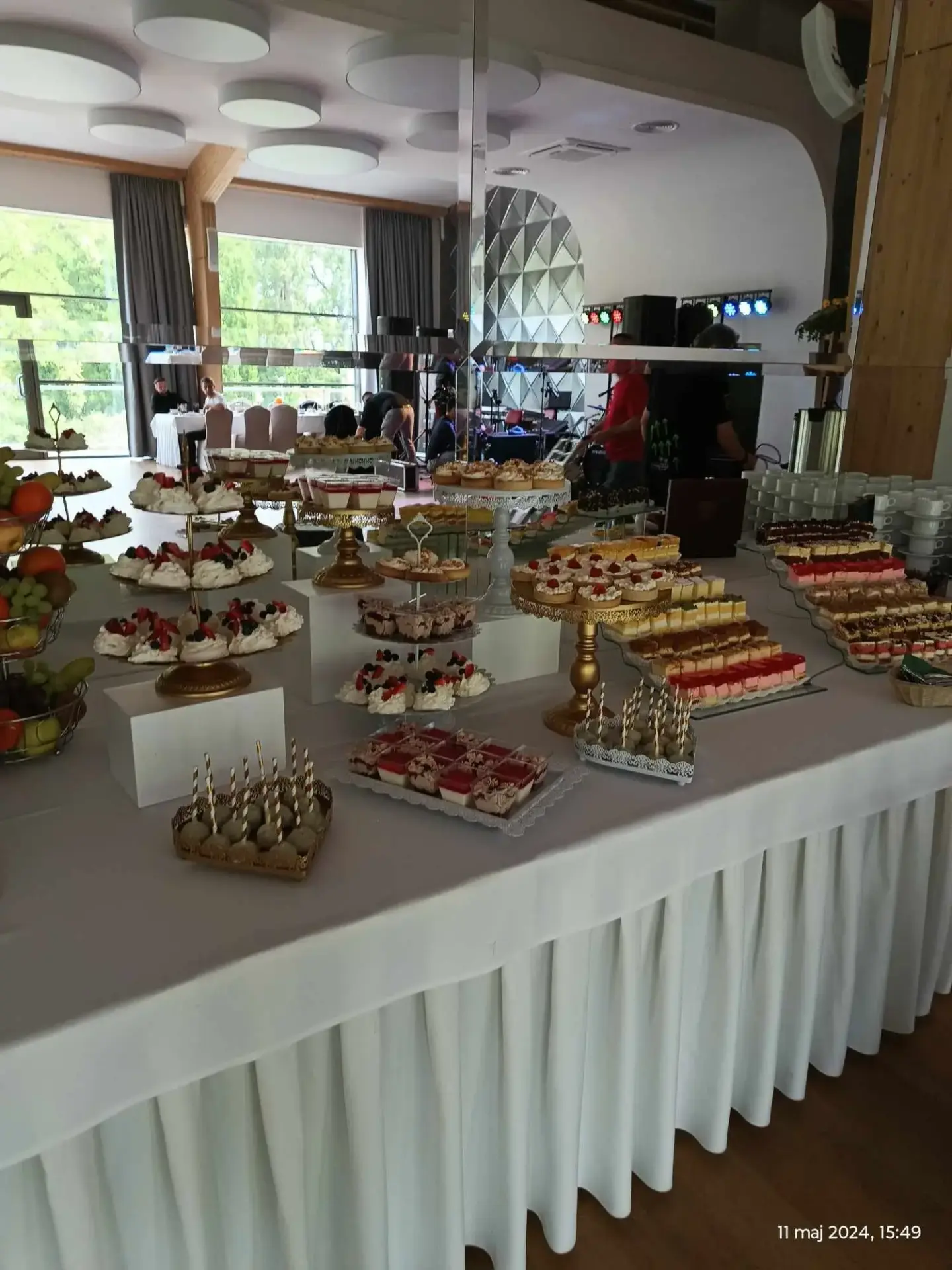 słodki stół na sali weselnej